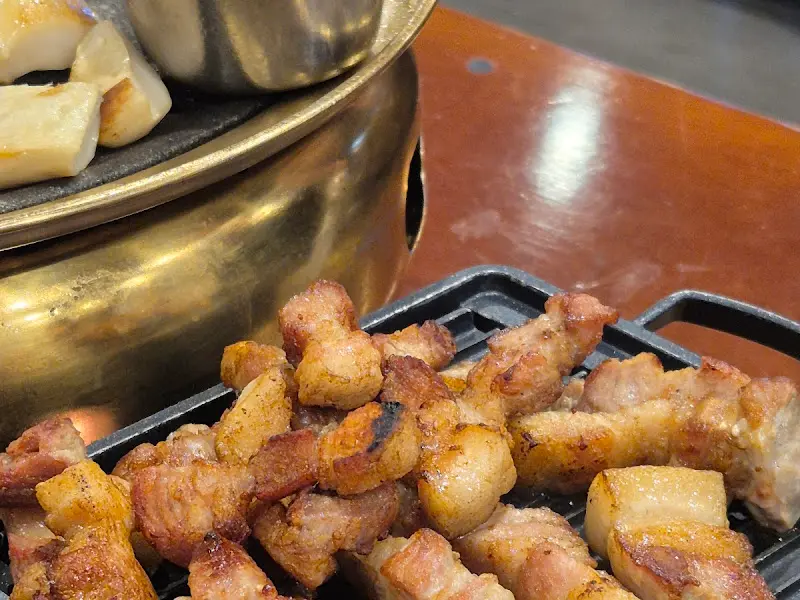 잘 구워진 삼겹살과 구운 김치