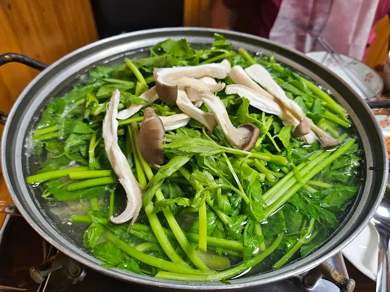 미나리와 버섯이 듬뿍 들어간 복어지리