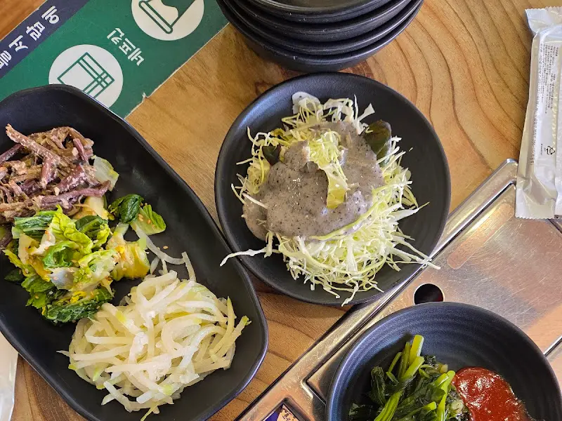 다양한 종류의 반찬들