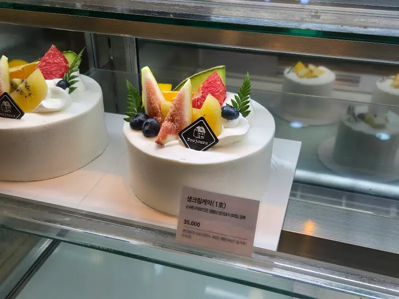 쇼케이스 안의 케이크