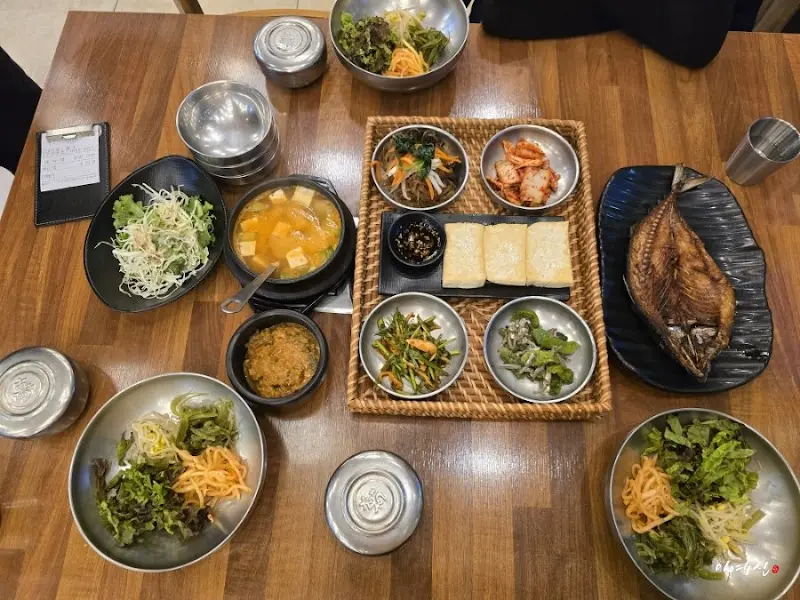 정갈하게 차려진 영양 솥밥 한 상