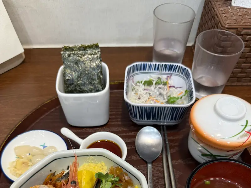 모루식당 특 카이센동과 곁들임 찬