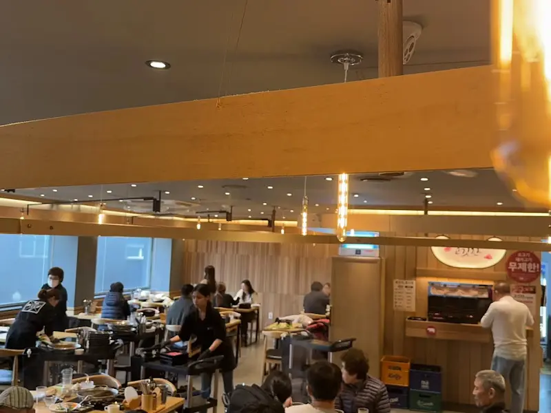 넓은 식당 내부