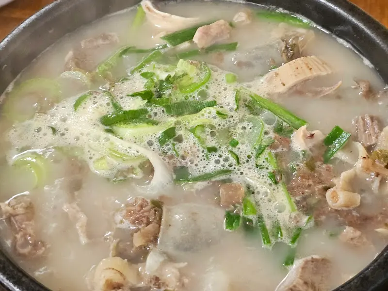 뽀얀 국물의 순대국밥