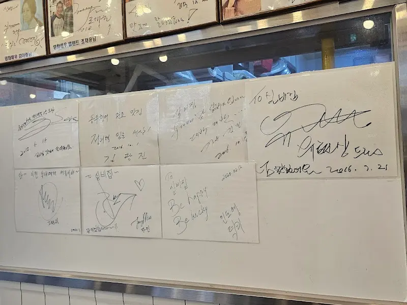 벽면에 붙은 사인들