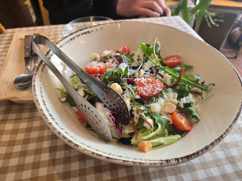 신선한 야채가 가득 담긴 샐러드의 모습