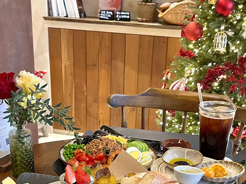 만달리투고 내부 테이블에 놓인 그로서리 플레이트