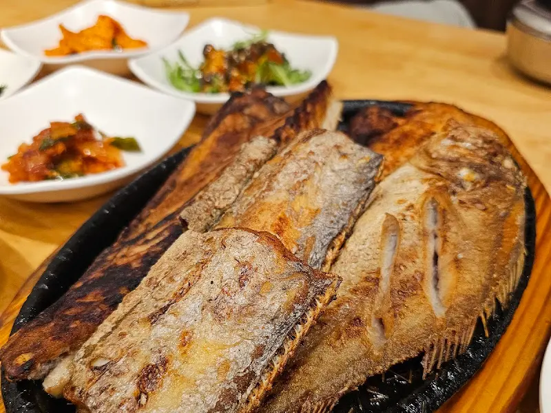 돌판 위에 올려진 모듬 생선구이