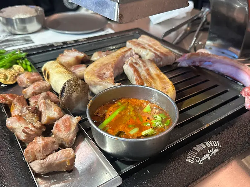 숯불 위에서 익어가는 흑돼지 오겹살과 목살