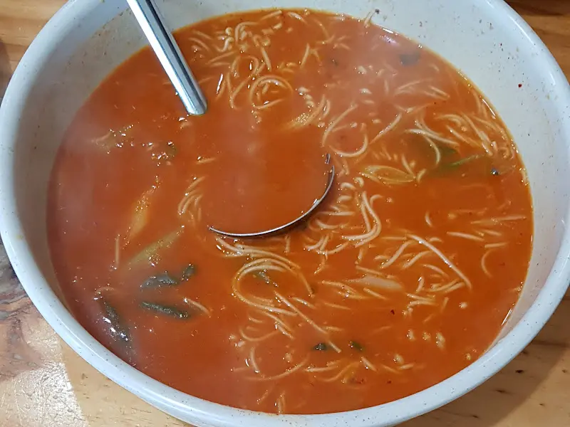 커다란 그릇에 담긴 생선국수