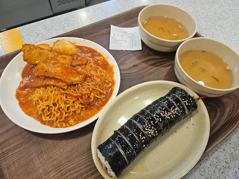 쫄면, 김밥, 떡볶이