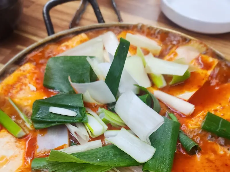 파가 듬뿍 올려진 울대찌개의 모습