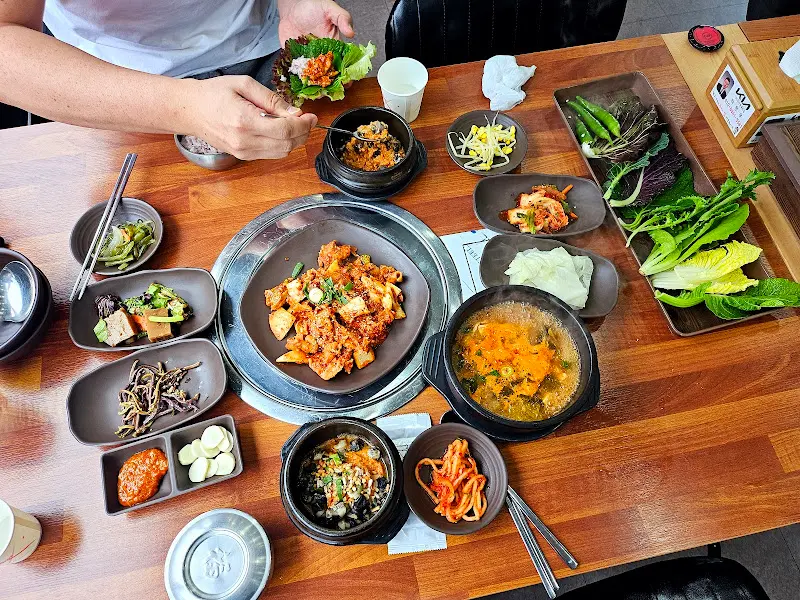 푸짐한 우렁쌈밥 한 상 차림