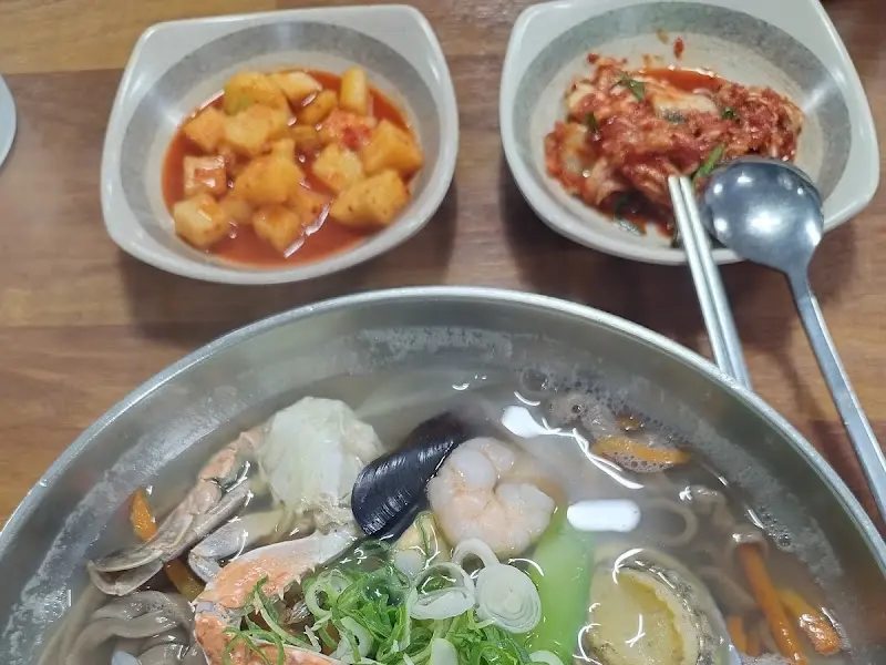 해물칼국수와 깍두기, 김치의 조화