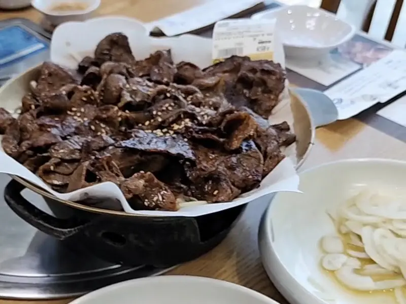 윤기가 좌르르 흐르는, 완벽하게 구워진 숙성 돼지갈비