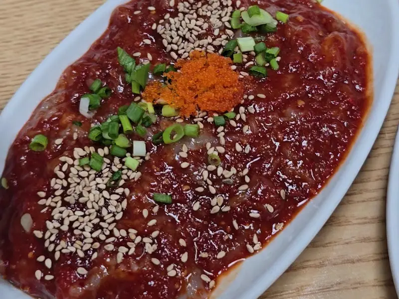 윤기가 흐르는 꽃게살 양념