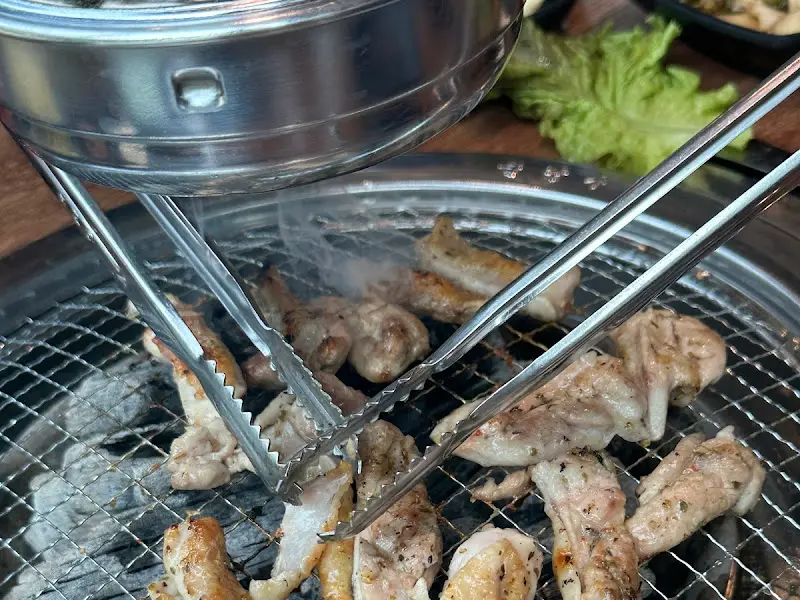숯불에 구워지는 닭갈비