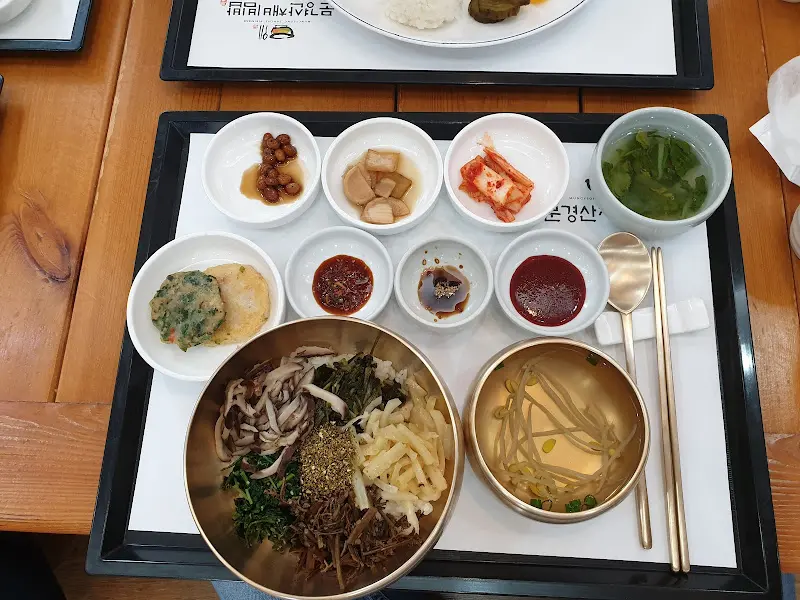 정갈하게 차려진 산채비빔밥 한 상