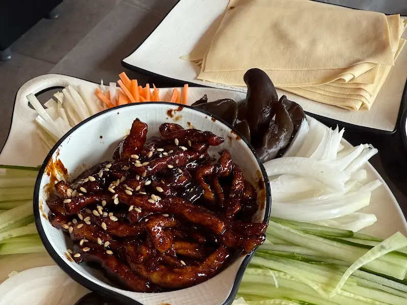 채소와 함께 곁들여 먹는 요리