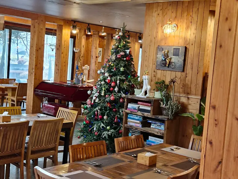 따뜻한 분위기의 실내 모습