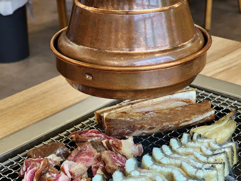 짚불에 초벌된 장어와 우대갈비