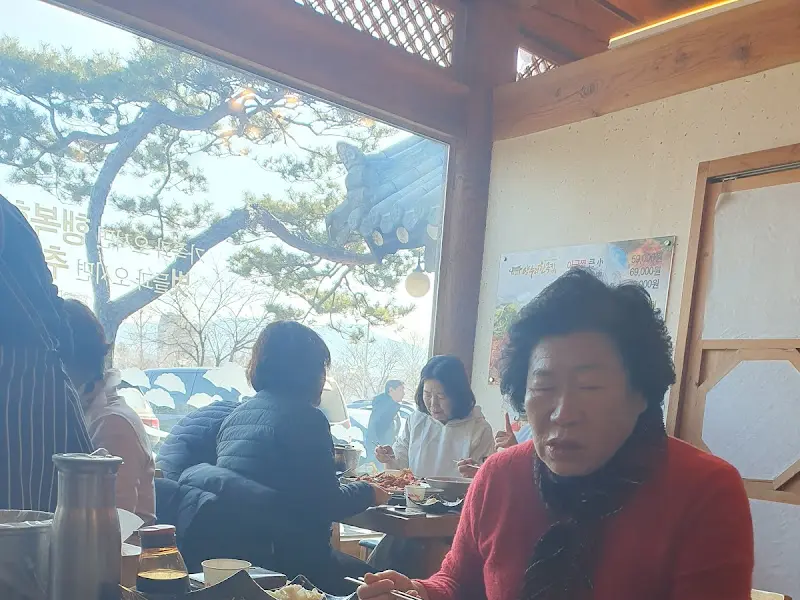 창밖 풍경을 바라보며 식사하는 손님들