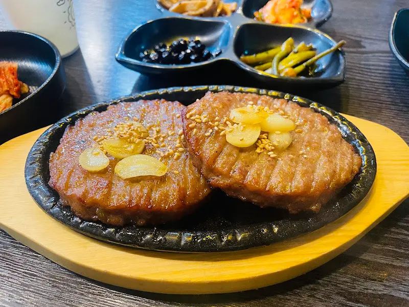 윤기가 흐르는 떡갈비 정식 메인 메뉴