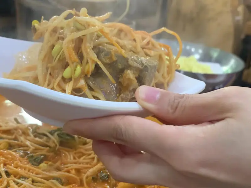 감자탕과 함께 즐기는 돼지 등뼈