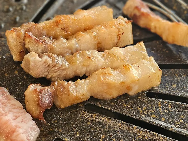 노릇하게 구워진 오겹살