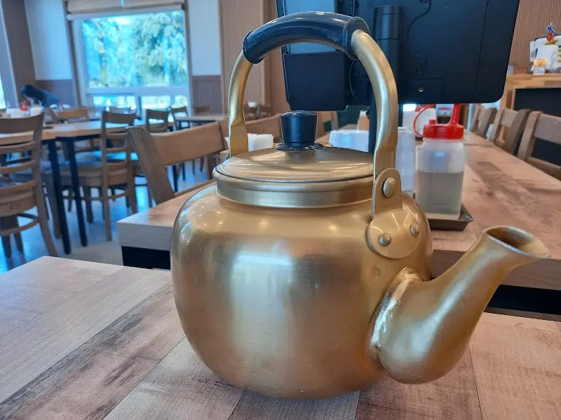 테이블 위에 놓인 금색 주전자