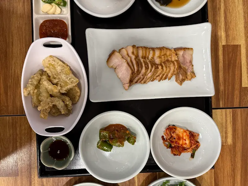 한 상 가득 차려진 음식