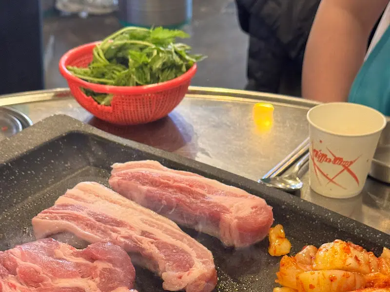 숯불 위에 구워지는 숙성 돼지고기