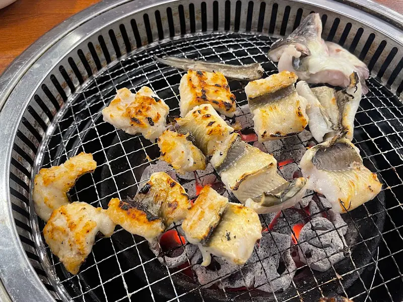 숯불 위에서 맛있게 구워지고 있는 장어