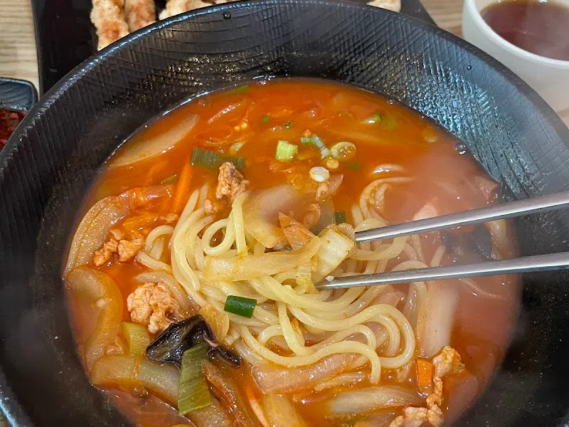젓가락으로 집은 짬뽕 면