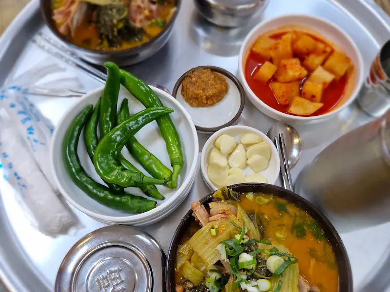 푸짐한 뚝배기 한 상 차림