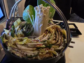 늦은 밤 무주를 밝히는 맛의 등불, 돈까스 맛집 ‘동산펜션’에서 찾은 행복