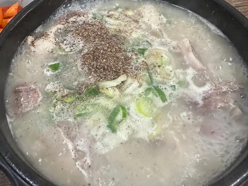 특순대국 뽀얀 국물