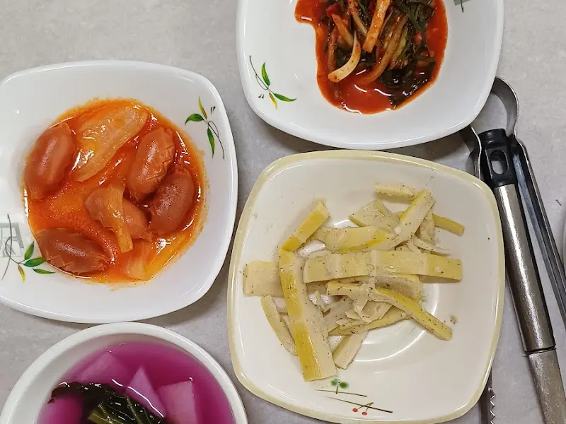 꼬막 정식에 함께 나오는 다양한 곁들임 메뉴들