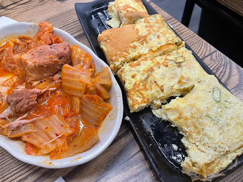 푸짐한 김치찜과 계란말이 한 상 차림