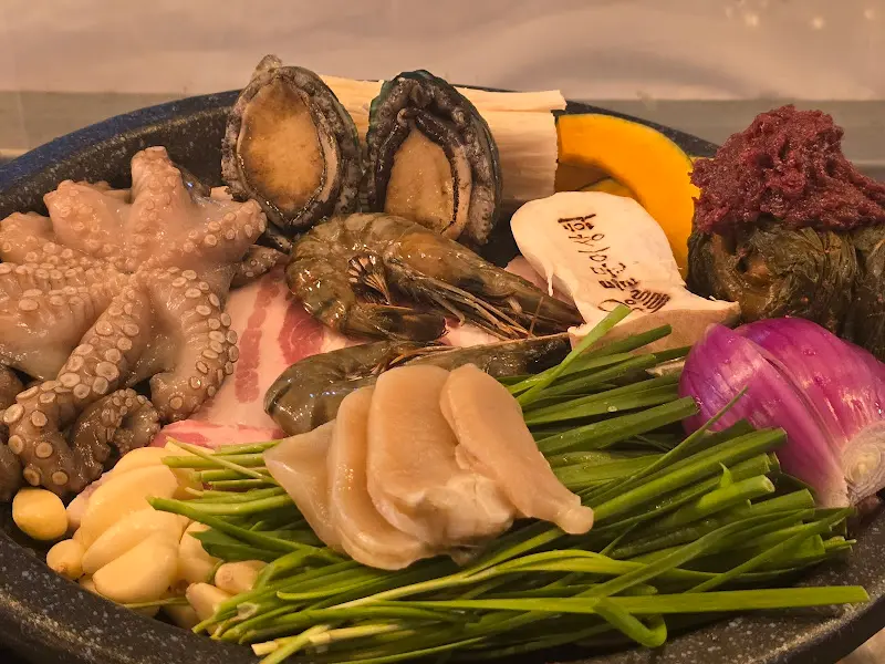 돌문어삼합의 신선한 재료들