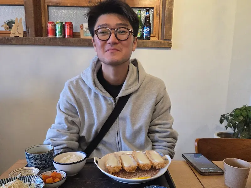 돈까스를 앞에 두고 웃고 있는 남성