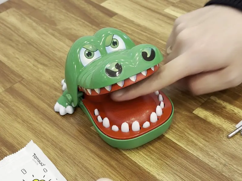 테이블 위에 놓인 악어 장난감