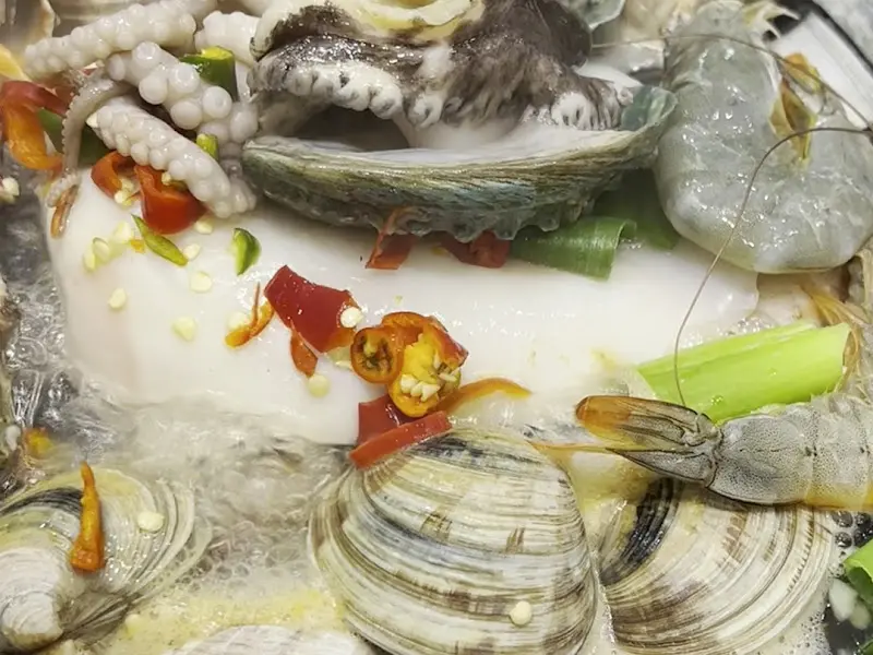 해물이 푸짐하게 들어간 해물칼국수