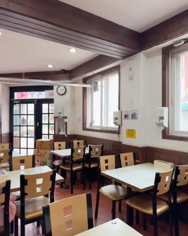 신도칼국수 내부 테이블