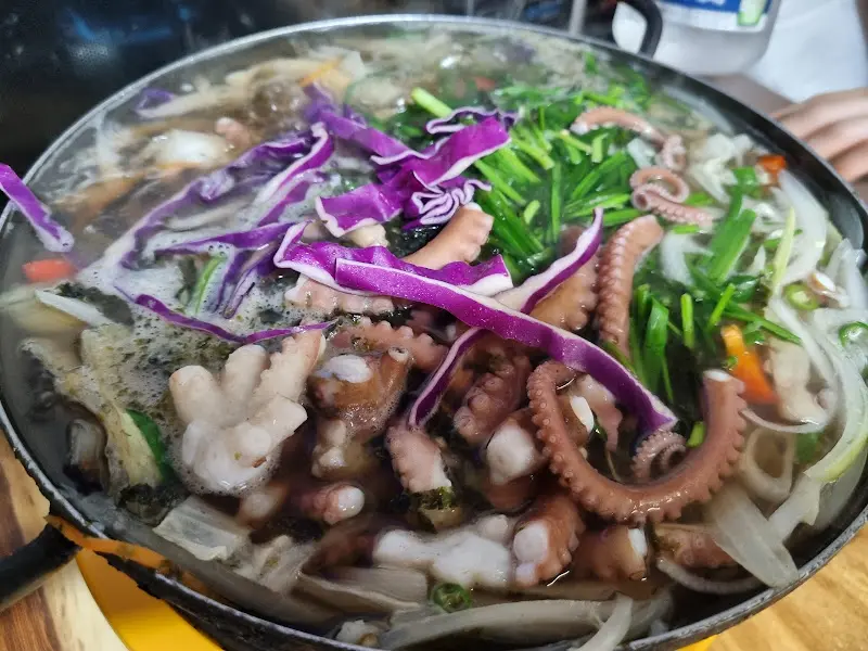 낙지가 통째로 들어간 낙지수제비