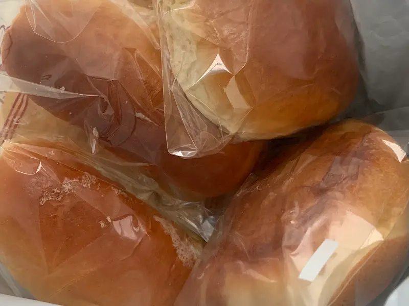 비닐봉지에 담긴 빵들