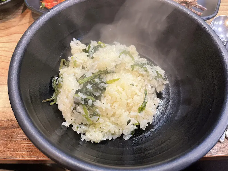 윤기가 좔좔 흐르는 곤드레 가마솥밥