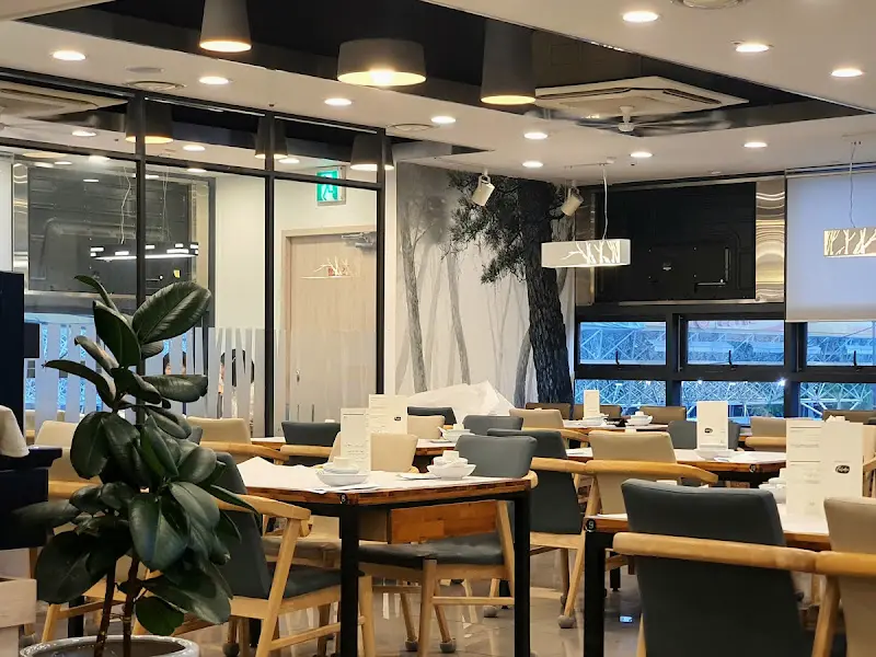 모던한 분위기의 테이블