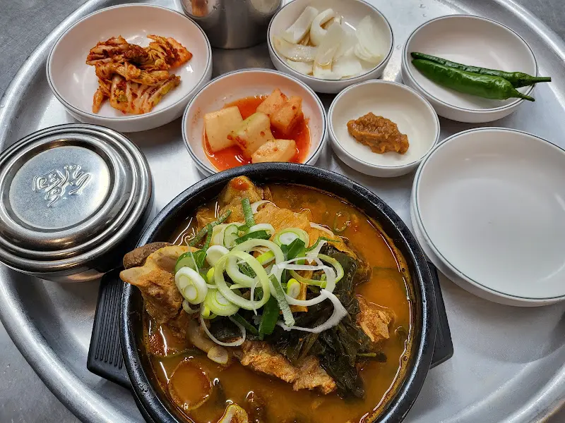 큰손뚝배기 기본 상차림