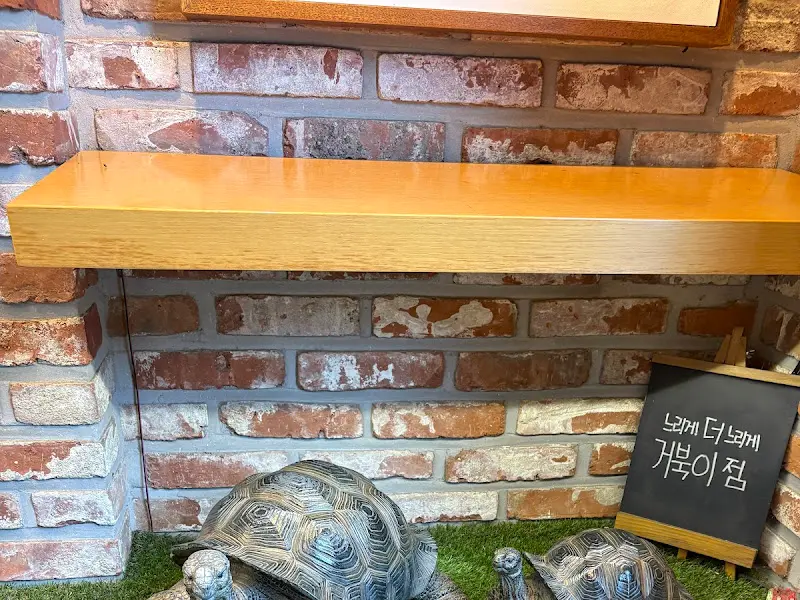 계단 옆 벽돌 인테리어